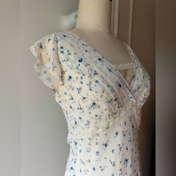 The prettiest floral dress! Has a detachable slip, and cute lace details! - Picture 4 of 4
